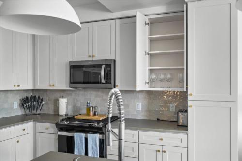 Incredible views! Pool,Gym,HTub Incredible views! Pool,Gym,HTub