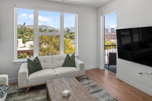 Incredible views! Pool,Gym,HTub Incredible views! Pool,Gym,HTub