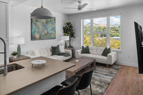 Incredible views! Pool,Gym,HTub Incredible views! Pool,Gym,HTub