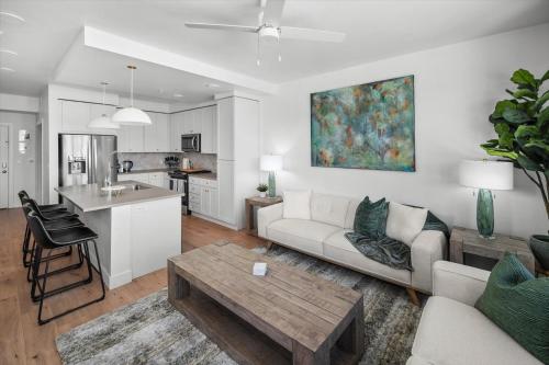 Incredible views! Pool,Gym,HTub Incredible views! Pool,Gym,HTub