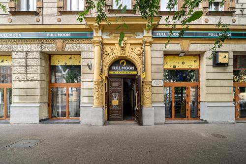 Full Moon Budapest - image 5