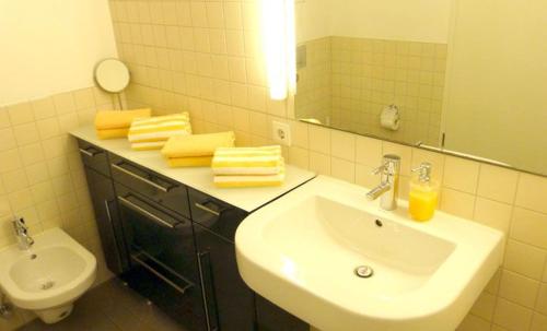 Two-Bedroom Apartment with Balcony image 1