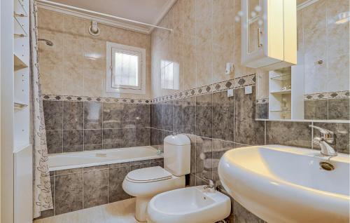 Nice home in Santa Pola w/ Jacuzzi WiFi and Outdoor swimming pool - image 4