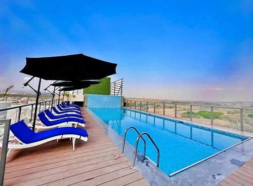 Uima-allas,  m² Huoneisto alueella DHA Phase II, 1 makuuhuone(tta), 1 yksityistä kylpyhuone(tta) (Skyluxe Designer Suite + Rooftop Pool Self Checkin) in Rawalpindi
