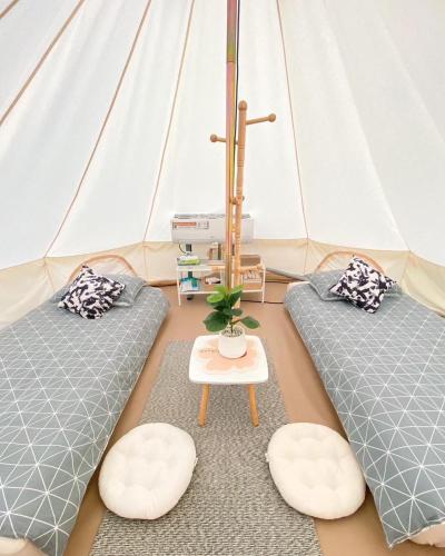 2 twin beds