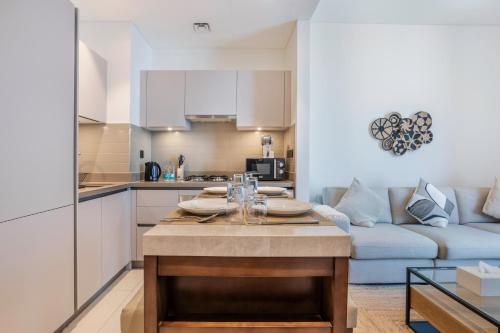 STAY BY LATINEM Luxury 1BR Holiday Home CVR B2303 near Burj Khalifa, Dubai (Foto 6)