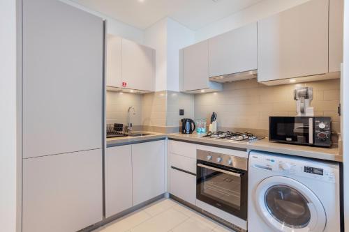 STAY BY LATINEM Luxury 1BR Holiday Home CVR B2303 near Burj Khalifa, Dubai (Foto 7)