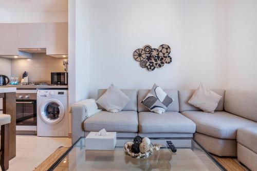 STAY BY LATINEM Luxury 1BR Holiday Home CVR B2303 near Burj Khalifa, Dubai (Foto 3)