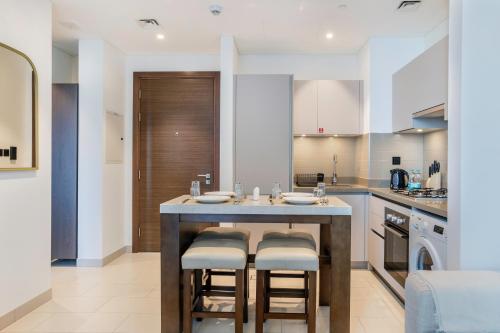 STAY BY LATINEM Luxury 1BR Holiday Home CVR B2303 near Burj Khalifa, Dubai (Foto 5)
