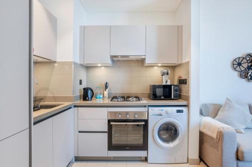 STAY BY LATINEM Luxury 1BR Holiday Home CVR B2303 near Burj Khalifa, Dubai (Foto 8)