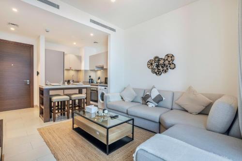 STAY BY LATINEM Luxury 1BR Holiday Home CVR B2303 near Burj Khalifa, Dubai (Foto 2)