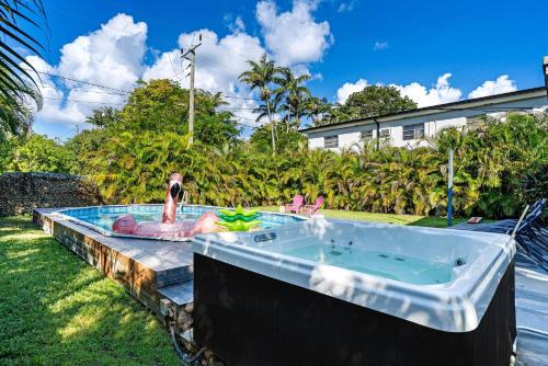 Tropical Oasis with Pool, Hot Tub, BBQ, Games & More 10 Min to Hollywood Beach in Hollywood, USA