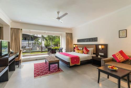 1 king bed, 2 sofa beds