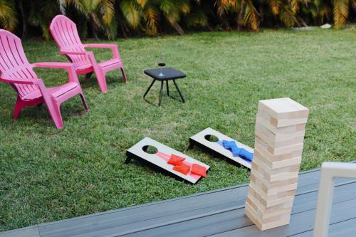 Tropical Oasis with Pool, Hot Tub, BBQ, Games & More 10 Min to Hollywood Beach in Hollywood, USA