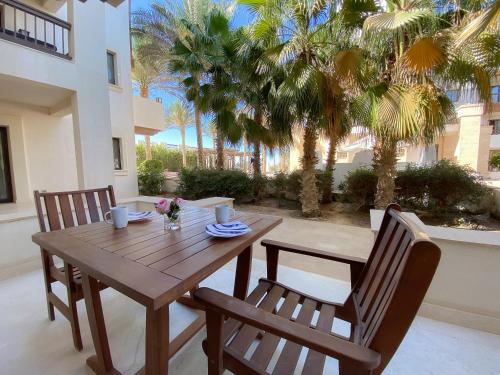 Modern 1 Bedroom Apartment in Ancient Sands - Tap to explore photos