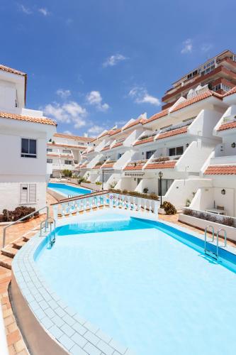 Home2Book Sunny Poolside Apt in Las Floritas 2