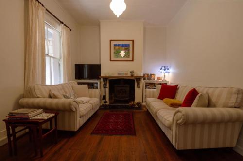 Larsens Cottage 2 - Historic 1880 Home