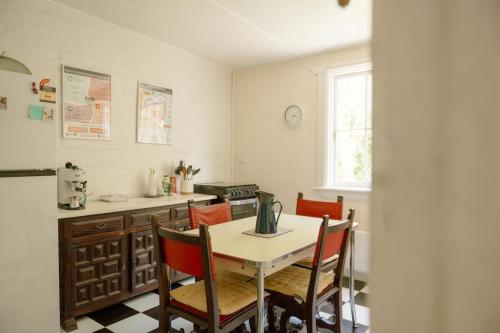 Larsens Cottage 2 - Historic 1880 Home