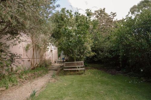 Larsens Cottage 2 - Historic 1880 Home