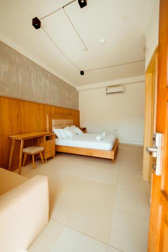 1 king bed, 1 sofa bed