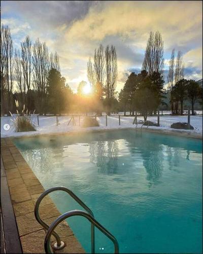 Swimming pool, Hermosa Cabana al Bosque en Bariloche in Lago Gutierrez