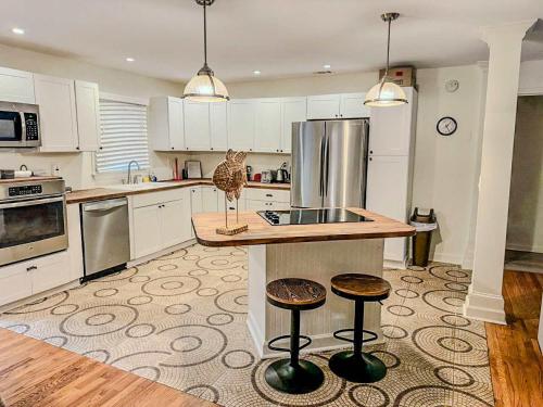 Roswell Adventure 3BR House Family Getaway in Roswell, USA