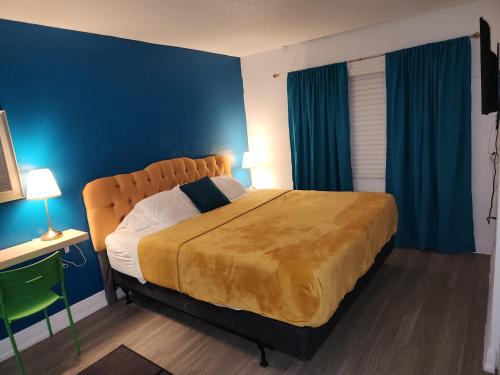 Centauri Vacation Rentals Beautiful 2-bedroom condo near all Orlando attractions free parking & Wi-Fi King bed - image 6