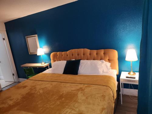 Centauri Vacation Rentals Beautiful 2-bedroom condo near all Orlando attractions free parking & Wi-Fi King bed - image 13
