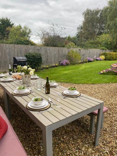 Comoditats, King Arthur's Rest House, Hot Tub & Garden Sleeps 10 in Cary
