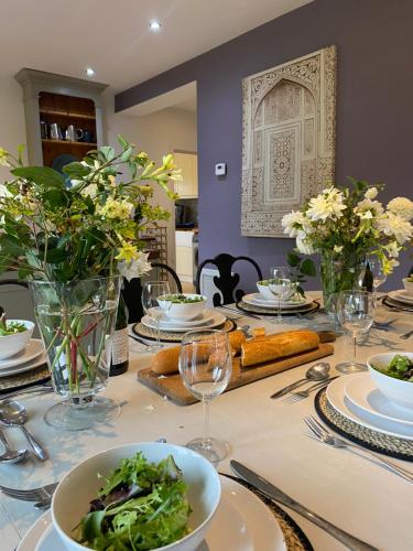 Comoditats, King Arthur's Rest House, Hot Tub & Garden Sleeps 10 in Cary