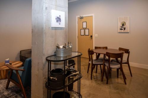 Inspired Urban Loft Free Parking Close to Mayo in Rochester, USA