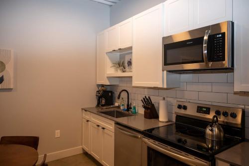Inspired Urban Loft Free Parking Close to Mayo in Rochester, USA