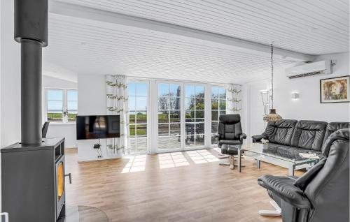  Beautiful Home In Præstø With House Sea View in Stavreby