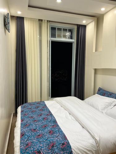 Queen Room image 7