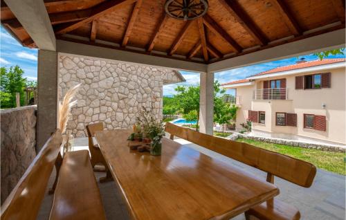 Peldbaseins, Four-Bedroom Holiday Home In Vinjani Gornji in Gornji Vinjani