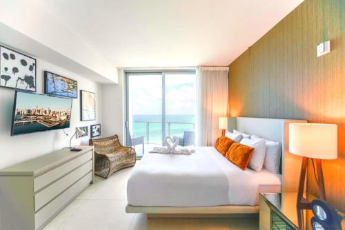 Beachfront! Condo w Stunning Direct Ocean Views in Hollywood, USA