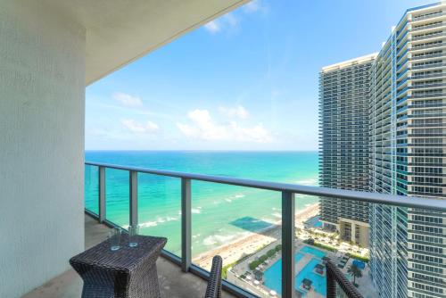 Beachfront! Condo w Stunning Direct Ocean Views in Hollywood, USA