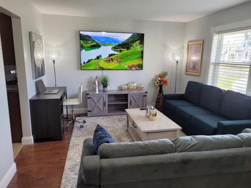 . Nice house with private parking, king bed fenced yard