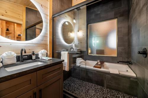New Tree House Retreat! Hot Tub, Firepit & Views! in Sevierville, USA