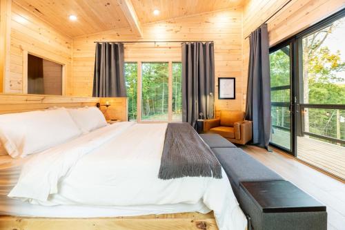 New Tree House Retreat! Hot Tub, Firepit & Views! in Sevierville, USA