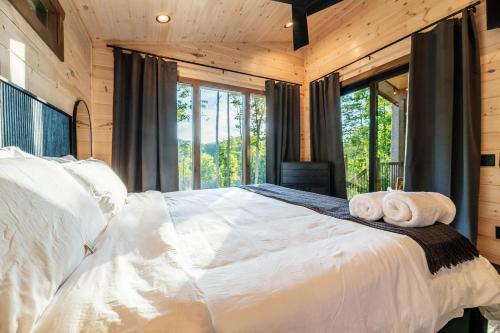 New! Treetop Escape! Hot Tub, Fire Pit & Views! in Sevierville, USA