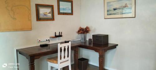 Rocky Beach Holiday Home with panoramic sea views in Simon's Town Rocky Beach Holiday Home with panoramic sea views in Simon's Town