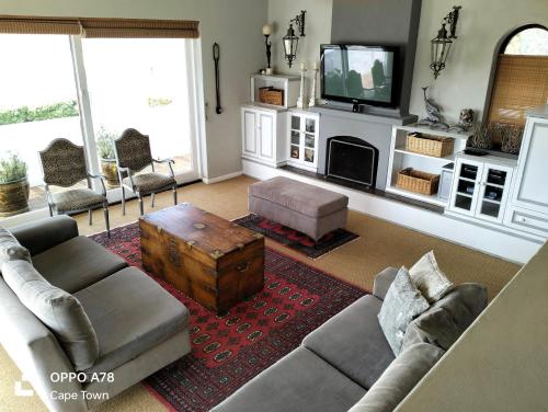 Rocky Beach Holiday Home with panoramic sea views in Simon's Town Rocky Beach Holiday Home with panoramic sea views in Simon's Town