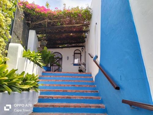 Rocky Beach Holiday Home with panoramic sea views in Simon's Town Rocky Beach Holiday Home with panoramic sea views in Simon's Town