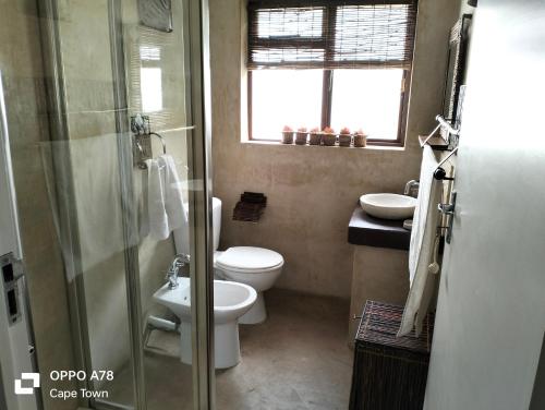 Rocky Beach Holiday Home with panoramic sea views in Simon's Town Rocky Beach Holiday Home with panoramic sea views in Simon's Town