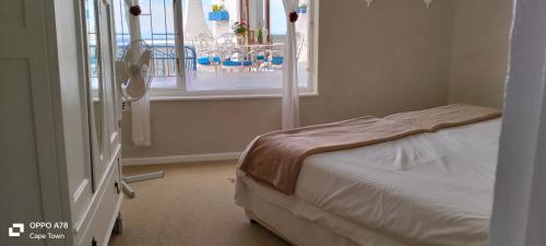 Rocky Beach Holiday Home with panoramic sea views in Simon's Town Rocky Beach Holiday Home with panoramic sea views in Simon's Town