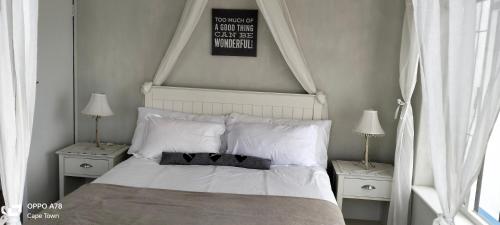 Rocky Beach Holiday Home with panoramic sea views in Simon's Town Rocky Beach Holiday Home with panoramic sea views in Simon's Town