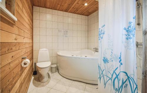  3 Bedroom Amazing Home In Hemmet in Falen