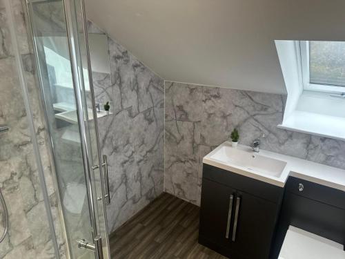 Zuhanyzó, Modern 2-Bed Flat in Long Eaton with Free Parking in Long Eaton