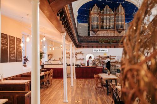 Charming Cottage in the Heart of Frome with parking in โฟรมี